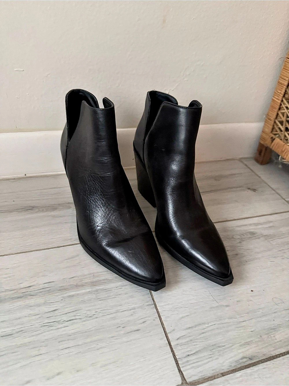 Gianni Bini Black Leather Pointed-Toe Heeled Ankle Boots 10 1/2
